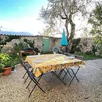Jolie Maison Avec Jardin, Piscine Et Parking
