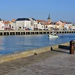 Maison De Pecheur Aux Sables Dolonne Entre Ocean