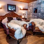 Les Chalets De La Serraz