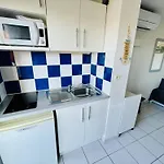 Appartement Avec Piscine, Climatisation, Et Parking A 2 Pas De La Plage - Fr-1-723-133