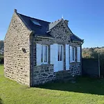 491 - Maison Unique, Les Pieds Dans L'Eau, Le Long De La Plage De Saint-Pabu