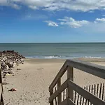10 Metres De La Plage Avec Piscine Et Jardin