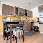 Appartement T3 Lumineux Avec Balcon, A 50M De La Plage Et Proche Des Commerces, Parking Prive Inclus - Fr-1-746-2