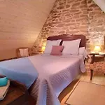 Le Charme D'Une Chaumiere Typiquement Bretonne