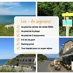 Face A La Mer Et Au Sentier De Randonnee- Bretagne
