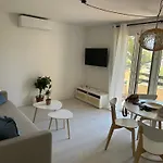 T2 Tout Confort Et Moderne, Climatise Avec Balcon Et Parking, A 10 Min Du Port Et De La Plage
