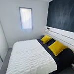 Appartement Renove Pres De La Plage Richelieu Avec Piscine, Garage Et Velos Fournis - Fr-1-723-113