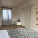 663 - Maison Individuelle Avec Un Exterieur, Situee En Plein Coeur Du Centre-Ville D'Erquy