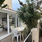Appartement T2 Cabine Avec Grande Terrasse, Proche Plage, Parking Et Equipements Complets - Fr-1-387-165