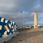 Appartement 2 Pieces En Bord De Mer Avec Parking Prive A Sete - Fr-1-338-409