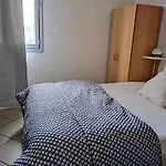 Appartement T2 En Rdc Avec Terrasse, Piscine, Et Parking - Fr-1-195-47