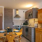 Val D'Isere - La Daille : Appartement 3 Pieces Cabine, 6 Pers, Skis Aux Pieds, Balcon, Parking Inclus - Fr-1-694-342