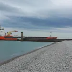 A 2 Pas Du Port, Le Cube