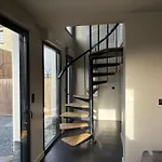Maison, Six Personnes Au Coeur De Stella