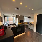 Maison, Six Personnes Au Coeur De Stella