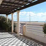 Villa Face A La Plage Avec Terrasse Et Jardin