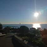 T3 Vue Mer - Terrasse Couverte, Piscine, Parking, Proche Du Centre Ville.