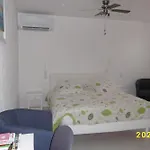 Rez De Chaussee Studio Climatise Dans Villa