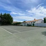 Petite Location Dans Residence Avec Piscine Et Terrains De Tennis