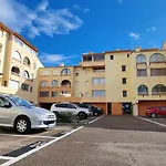 Le Calme Et La Luminosite Du Port Ideal Pour Un Bon Sejour