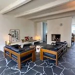 Dans Le Centre Du Village, Bordee Par Une Petite Venelle Typiquement Retaise, Maison De Village Entierement Renovee En 2