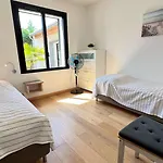 Superbe Villa Avec Piscine Chauffee A Proximite Du Centre Village