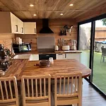 Chalet Et Jaccuzy Sur La Plage