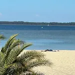 Chalet Et Jaccuzy Sur La Plage
