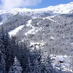 Chalet A Meribel: 5 Pieces, 8-10 Pers, Proche Remontees, Pistes Et Commerces, Parking Inclus - Fr-1-180-188