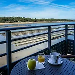 Hotel Le Pavillon Bleu