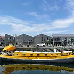 Une Peniche Dans Le Bassin A Flot Du Vieux Port