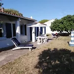 Maison Oleronaise Avec La Plage A Pied Et La Piste Cyclable Au Bout Du Jardin