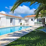 Superbe Villa Avec Piscine Chauffee A Proximite De La Plage