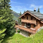 Chalet Chaleureux A Meribel : Cheminee, Jacuzzi, Proche Commerces, 4 Chambres En Suite - Fr-1-688-18