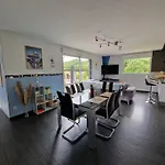Le Paradis Des Enfants Et Sa Maison En Bois