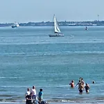 Appartement De Charme , Royan, Proche Mer Avec Balcon.