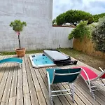 Welcoming New Architects House With Jacuzzi
