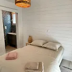 Welcoming New Architects House With Jacuzzi