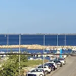 Appartement 3 Pieces Climatise Avec Terrasse A Marseillan, Parking Prive, Proche Des Commodites - Fr-1-326-806