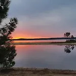 Au Bord Du Lac Et Sous Les Pins
