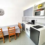 T2 Charmant Pour 4 Personnes Avec Piscine, Parking, Proche Plage Et Commerces - Fr-1-607-54