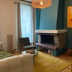 Charming Renovated Apartment Near The Beach