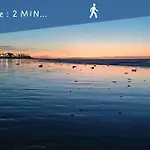 Le Nid Douillet Proche De La Mer. La Clef Des Paons