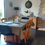 Maison Cosy A Saint-Meloir-Des-Ondes Avec Jardin Prive