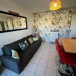 Joli T2/ Tram/ Clim/ Parking/ Wifi/ Piscine