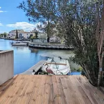 Belle Marina Avec Ponton Et Piscine Collective