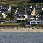 La Presqu' Ile Du Lenn Face A La Mer