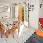 Cozy Home In Aigues-Mortes With Kitchen