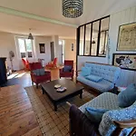 4 Family Home, Walking Distance To The Beach