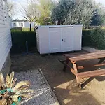 Bungalow Confortable A Vias Avec Piscine Partagee
